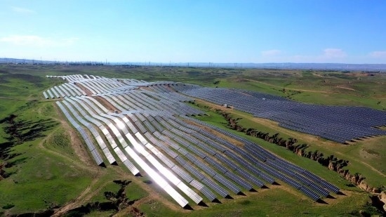 紅寺堡區(qū)發(fā)展光伏產業(yè)。新華社發(fā)（康國慶 攝）