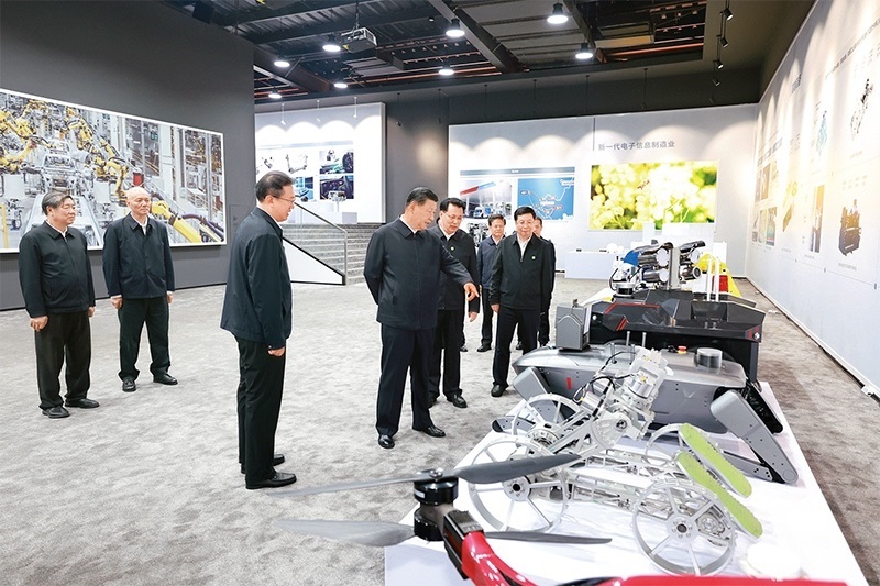 2024年4月22日至24日，中共中央總書記、國家主席、中央軍委主席習(xí)近平在重慶考察。這是22日下午，習(xí)近平參觀重慶科技創(chuàng)新和產(chǎn)業(yè)發(fā)展成果展示。 新華社記者 王曄/攝