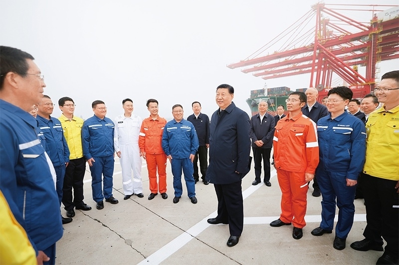 2024年5月22日至24日，中共中央總書記、國家主席、中央軍委主席習(xí)近平在山東考察。這是22日下午，習(xí)近平在日照港親切慰問港口科技工作者、運(yùn)營人員、航運(yùn)人員。 新華社記者 鞠鵬/攝