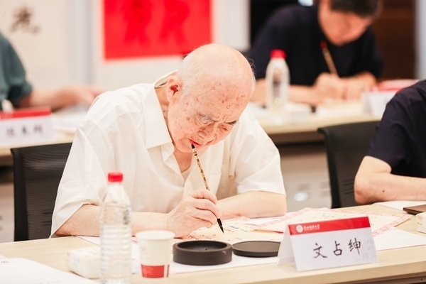 陜西師范大學(xué)毛筆手寫錄取通知書現(xiàn)場(chǎng)。校方供圖