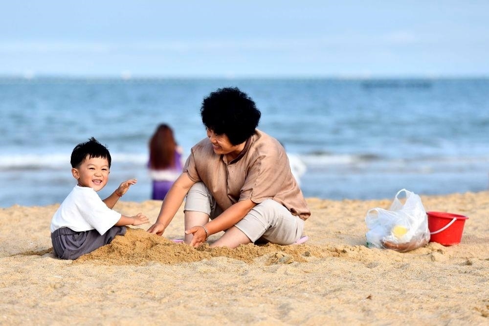 △山東日照陽光海岸綠道沙灘一角。近年來，日照還海于民、還景于民，在保留松林、沙灘、礁石和濕地資源的基礎(chǔ)上，修復(fù)整治生態(tài)岸線，打造出一條長約28公里的陽光海岸綠道，吸引眾多市民游客度假休閑。