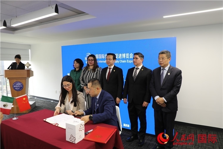 與會(huì)嘉賓簽署關(guān)于共同促進(jìn)墨西哥企業(yè)參加第二屆鏈博會(huì)合作備忘錄。人民網(wǎng) 埃內(nèi)斯托·多明戈斯攝