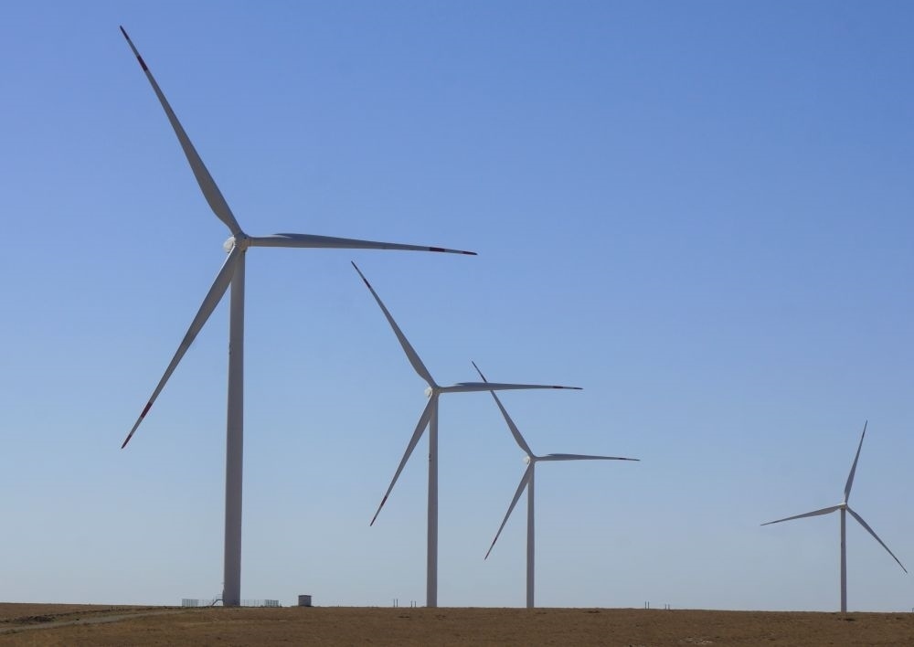 這是中哈合作的哈薩克斯坦札納塔斯100兆瓦風(fēng)電項(xiàng)目（2022年9月13日攝）。新華社發(fā)（德米特里·瓦西連科 攝）