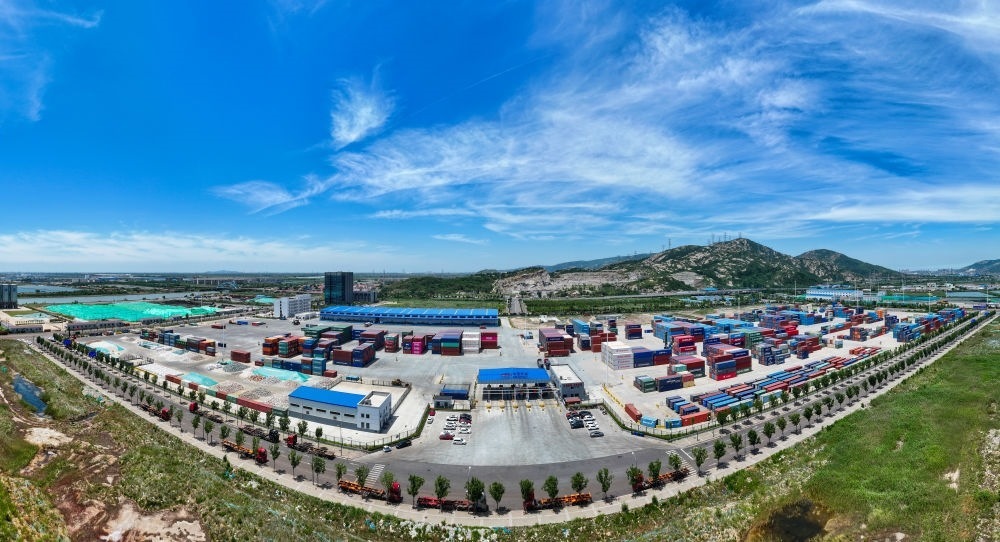 2024年6月26日拍攝的位于江蘇省連云港市連云區(qū)的上合組織（連云港）國際物流園內(nèi)的中國外運(yùn)集裝箱場站（無人機(jī)照片）。上合組織（連云港）國際物流園是連云港建設(shè)“一帶一路”交匯點(diǎn)強(qiáng)支點(diǎn)和上合組織國家出海基地的重要平臺(tái)載體。新華社記者 季春鵬 攝