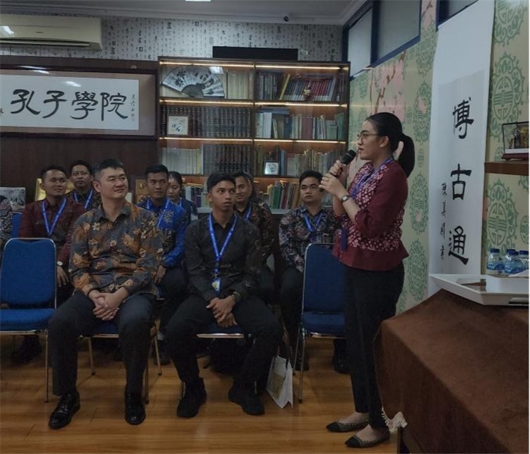 警察學(xué)員用漢語進(jìn)行自我介紹 ?；顒又鬓k方供圖