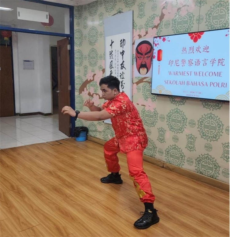 警察學(xué)員表演武術(shù)?；顒又鬓k方供圖