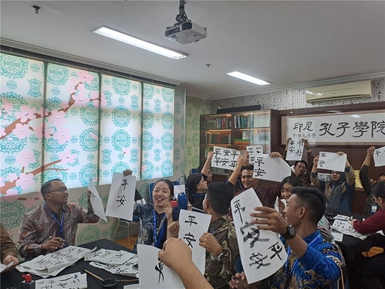 警察學(xué)員們展示書法學(xué)習(xí)成果。活動主辦方供圖