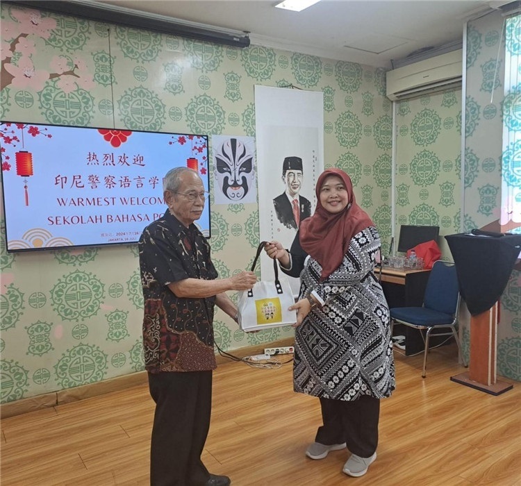 拉哈尤·蘇珊蒂與穆尼交換禮品?；顒又鬓k方供圖