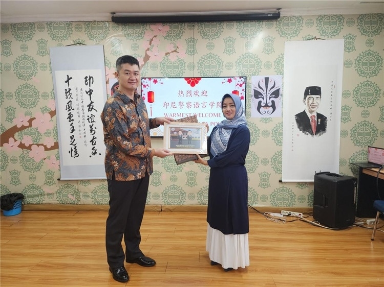 警察語言學(xué)院老師與王大昕交換禮品?；顒又鬓k方供圖