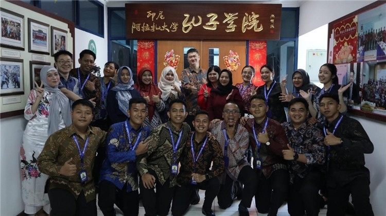 警察 學(xué)員們在孔院門口合影?；顒又鬓k方供圖