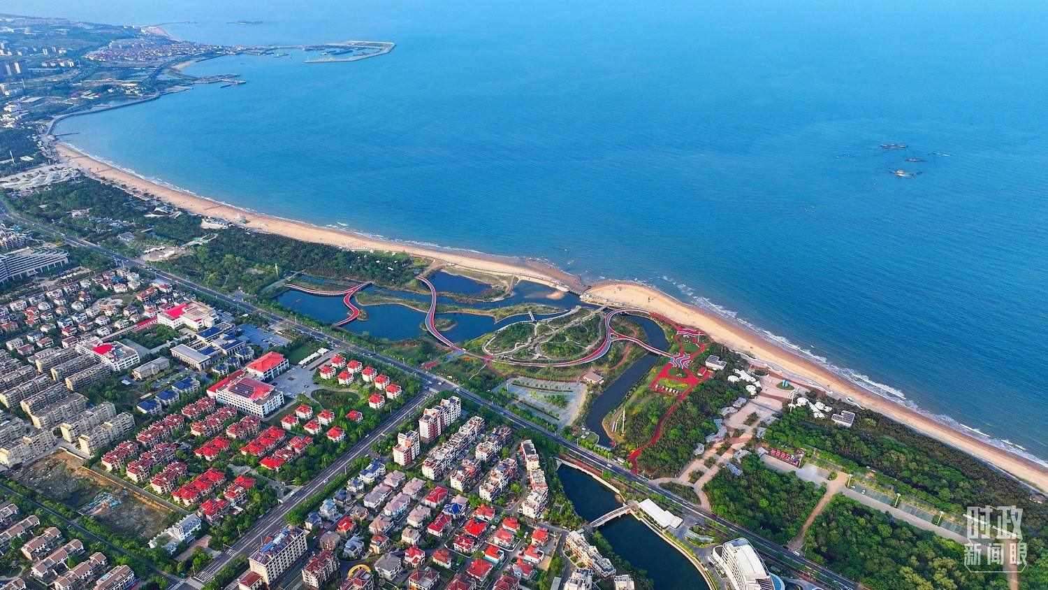 △日照市陽光海岸綠道。近年來，日照市對沿海裸露場地及岸線破損處進行生態(tài)修復(fù)，建成約28公里的陽光海岸綠道，為市民和游客提供了運動休閑好去處。（總臺央視記者范凱拍攝）