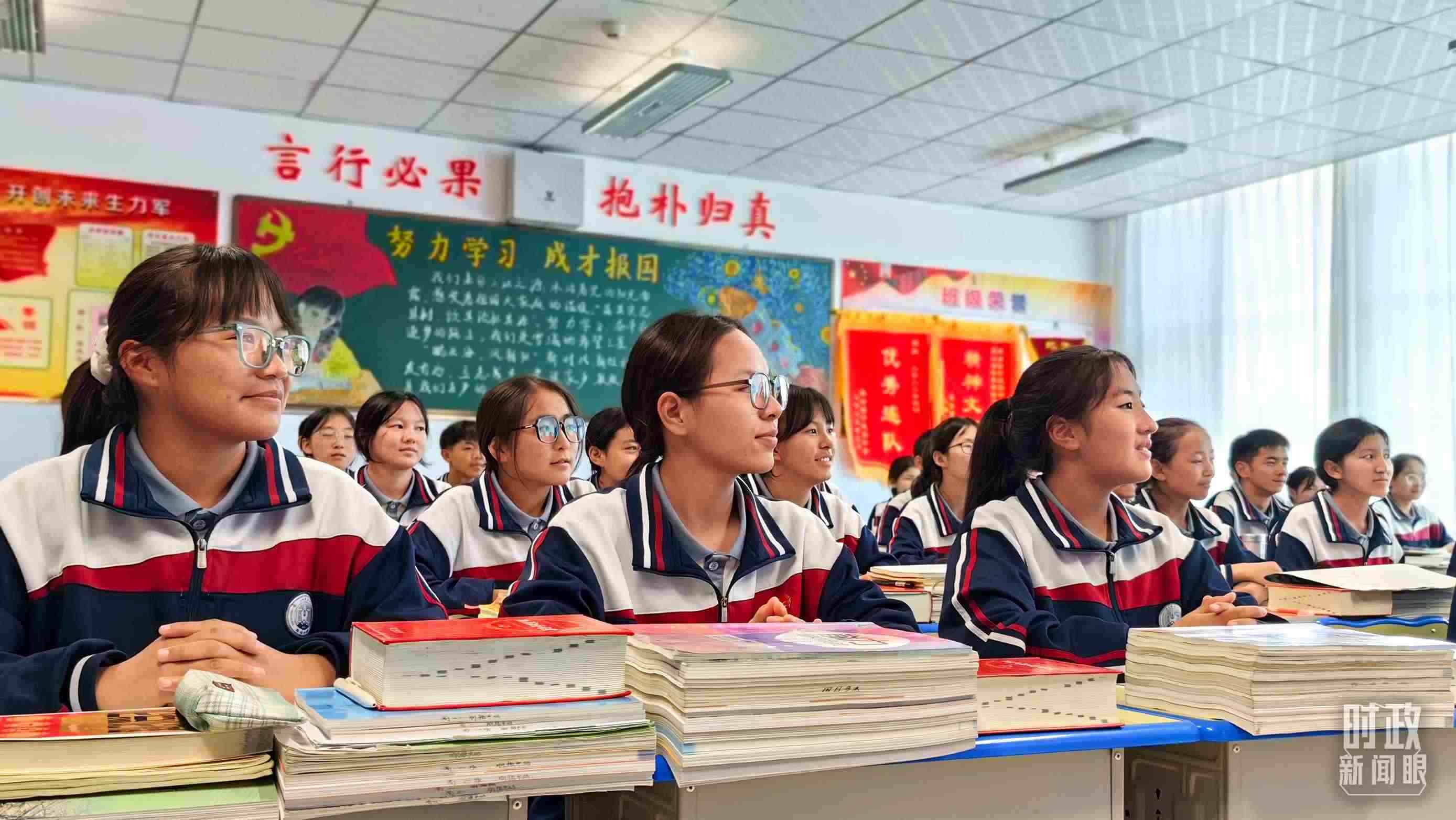 △果洛西寧民族中學(xué)高一（1）班的“新時代、新家鄉(xiāng)”主題思政課。（總臺央視記者段德文拍攝）