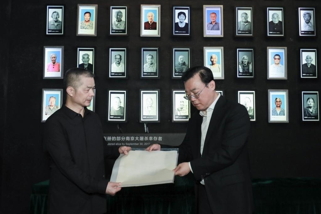 南京大屠殺幸存者高如琴的兒子向軍向侵華日軍南京大屠殺遇難同胞紀(jì)念館捐贈(zèng)高如琴老人相關(guān)物品。（侵華日軍南京大屠殺遇難同胞紀(jì)念館供圖）