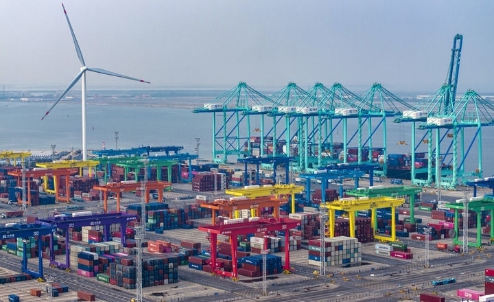 2024年7月3日，一艘集裝箱貨輪停靠在天津港“智慧零碳”碼頭（無人機(jī)照片）。新華社記者 趙子碩 攝