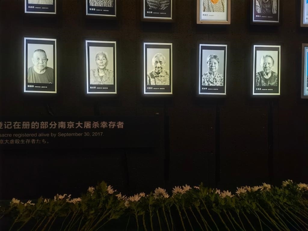 7月18日，侵華日軍南京大屠殺遇難同胞紀(jì)念館內(nèi)舉行“熄燈”悼念儀式，為今年離世的5位幸存者老人送行。新華社記者邱冰清 攝