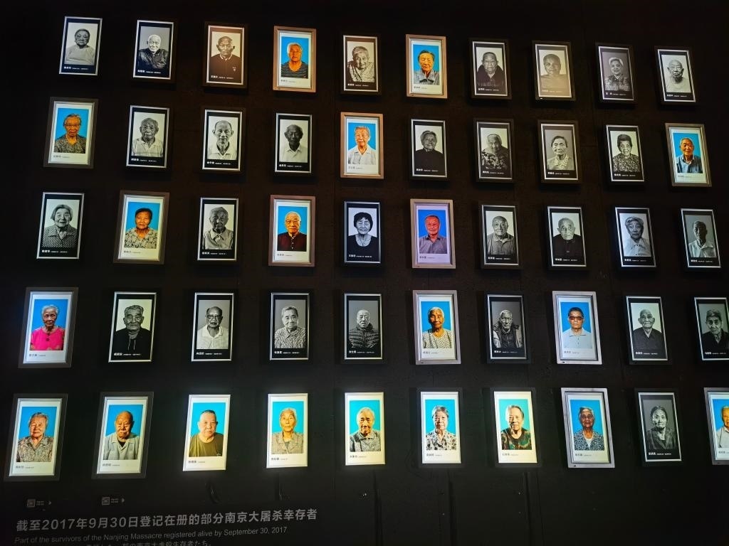 侵華日軍南京大屠殺遇難同胞紀(jì)念館內(nèi)的幸存者照片墻局部。新華社記者邱冰清 攝