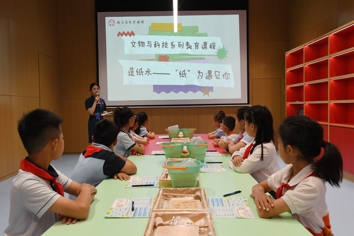 2024年5月18日，小學(xué)生在陜西歷史博物館秦漢館參加“文物與科技”系列教育課程。新華社記者 李一博 攝