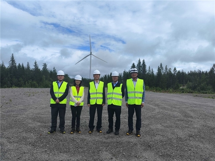 中國(guó)駐瑞典大使崔愛(ài)民（中）走訪(fǎng)中廣核歐能瑞典公司。中國(guó)駐瑞典大使館供圖