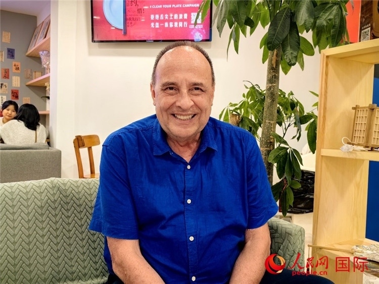 巴西坎皮納斯州立大學(xué)文學(xué)院資深教授弗朗西斯科·福特·哈德曼接受人民網(wǎng)專訪。人民網(wǎng)記者 符園園攝