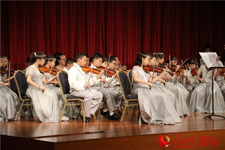 北京市學(xué)生金帆藝術(shù)團(tuán)的學(xué)生們演奏音樂(lè)。人民網(wǎng)記者 李志偉攝