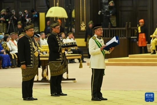  7月20日，馬來(lái)西亞總理安瓦爾（右）在吉隆坡出席最高元首登基儀式。新華社發(fā)（馬來(lái)西亞新聞局供圖）