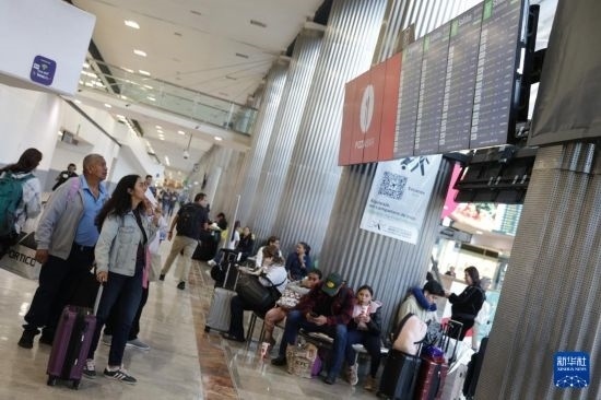 7月19日，在墨西哥首都墨西哥城的貝尼托·華雷斯國際機場，許多航班被延誤或取消，大量旅客在機場等待。新華社發(fā)（弗朗西斯科·卡涅多攝）