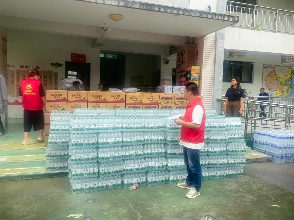 圖為愛(ài)心人士向鳳縣河口鎮(zhèn)中心小學(xué)捐贈(zèng)的物資。新華社記者 劉彤 攝