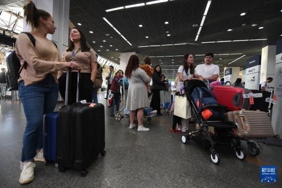 7月19日，受影響航班的旅客在巴西首都巴西利亞機場等待。新華社發(fā)（盧西奧·塔沃拉 攝）