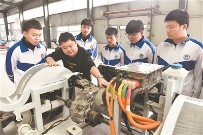 河北省威縣職業(yè)技術教育中心老師正在為學生講解電動汽車數(shù)字技術。新華社記者 朱旭東攝