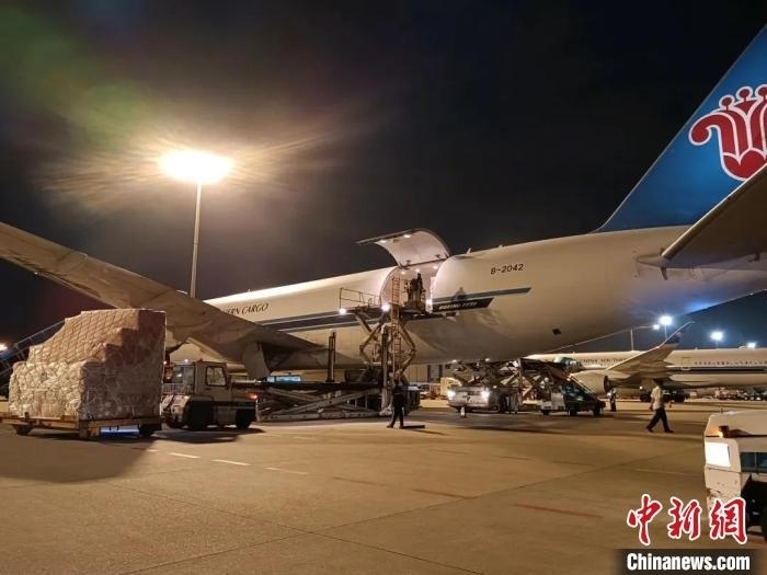 南航物流客機(jī)正裝運(yùn)前往巴黎的跨境電商貨物。南方航空 供圖