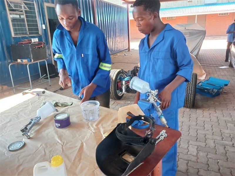 南非學(xué)生認真改造“老爺車”。索尚古夫技術(shù)高中供圖