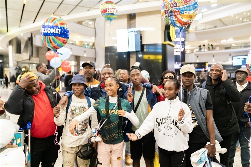 家長們熱情歡迎從中國歸來的學(xué)生。希拉茲·莫林攝