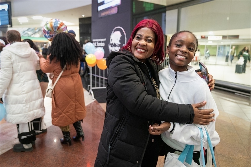 學(xué)生與家長相擁歡慶。希拉茲·莫林攝