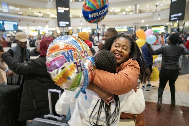 學(xué)生與家長相擁歡慶。希拉茲·莫林攝