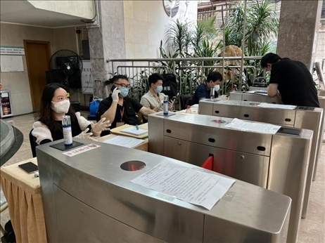 廣州市越秀區(qū)教育局現(xiàn)場審核返區(qū)生辦理材料，采用“提前網(wǎng)上預(yù)約、現(xiàn)場分批辦理”的方式進行。廣州市越秀區(qū)教育局供圖