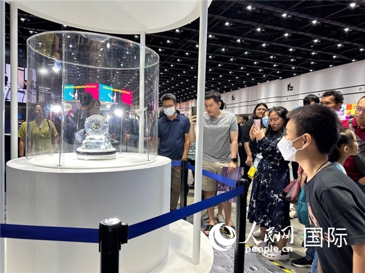 觀眾參觀中國“嫦娥五號(hào)”探測器從月球帶回的珍貴樣品。人民網(wǎng)記者簡承淵攝