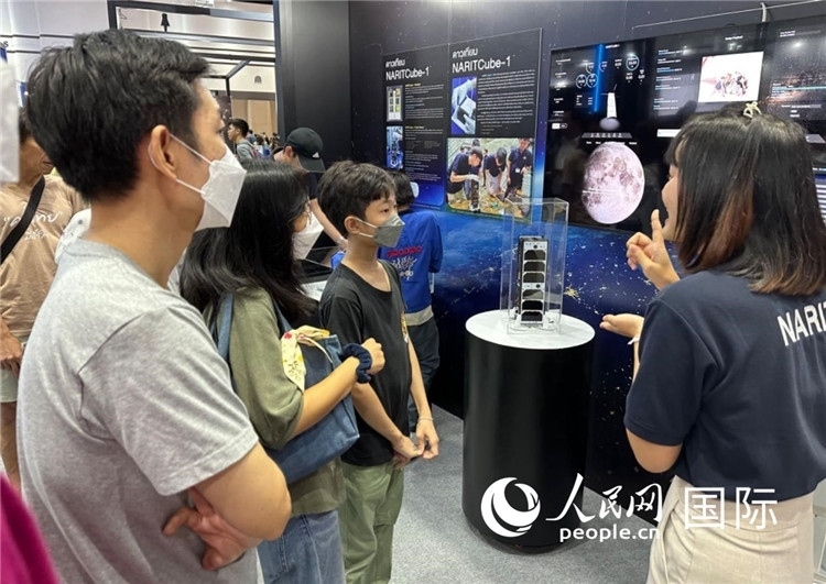 泰國國家天文研究所工作人員向觀眾科普天文知識(shí)。人民網(wǎng)記者 簡承淵攝