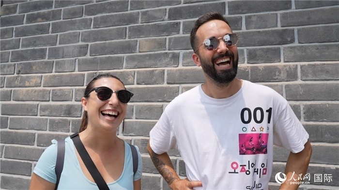 圖為西班牙籍游客塔瑪拉·魯伊斯·查莫羅（左）和馬克·普拉達(dá)·巴約納（右）。人民網(wǎng)記者 吳超嵐攝