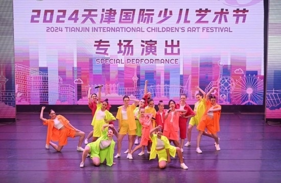 7月22日，來自俄羅斯的舞蹈團演員在藝術節(jié)上展演。新華社記者 趙子碩 攝