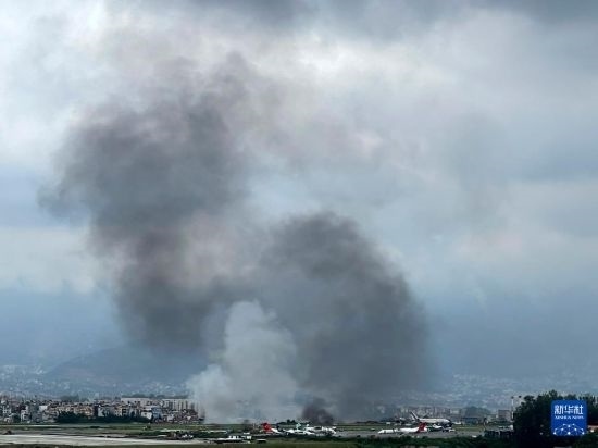 這是7月24日在尼泊爾加德滿都特里布萬機(jī)場(chǎng)拍攝的濃煙。目擊者說，一架飛機(jī)在尼泊爾加德滿都特里布萬機(jī)場(chǎng)墜毀。新華社/美聯(lián)