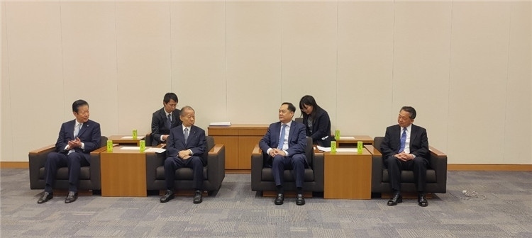 4月11日，楊萬(wàn)明會(huì)長(zhǎng)在東京會(huì)見日中友好議員聯(lián)盟會(huì)長(zhǎng)二階俊博（左二）。中國(guó)人民對(duì)外友好協(xié)會(huì)供圖