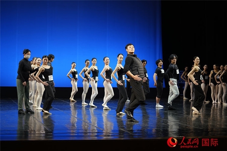 3月26日，松山芭蕾舞團(tuán)青年代表團(tuán)成員在中央芭蕾舞團(tuán)交流學(xué)習(xí)。人民網(wǎng)記者 張麗婭攝