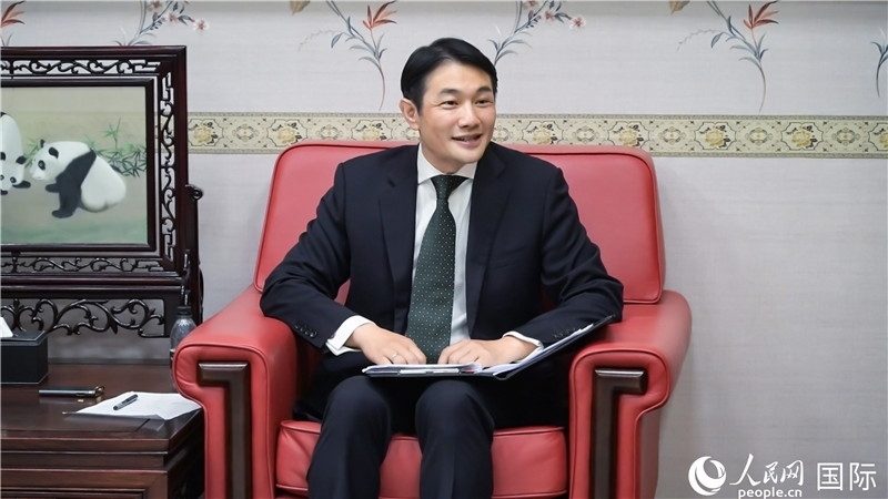 使館發(fā)言人畢海波公參介紹黨的二十屆三中全會情況并回答記者提問。人民網(wǎng) 郭錦標攝