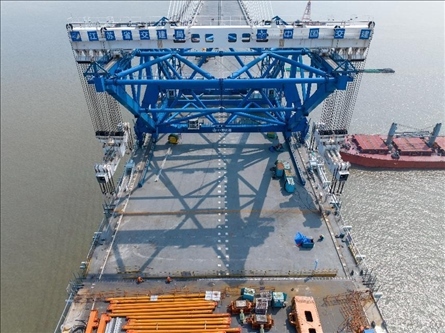 △ 圖為我國自主研發(fā)的世界最大噸位橋面吊機。