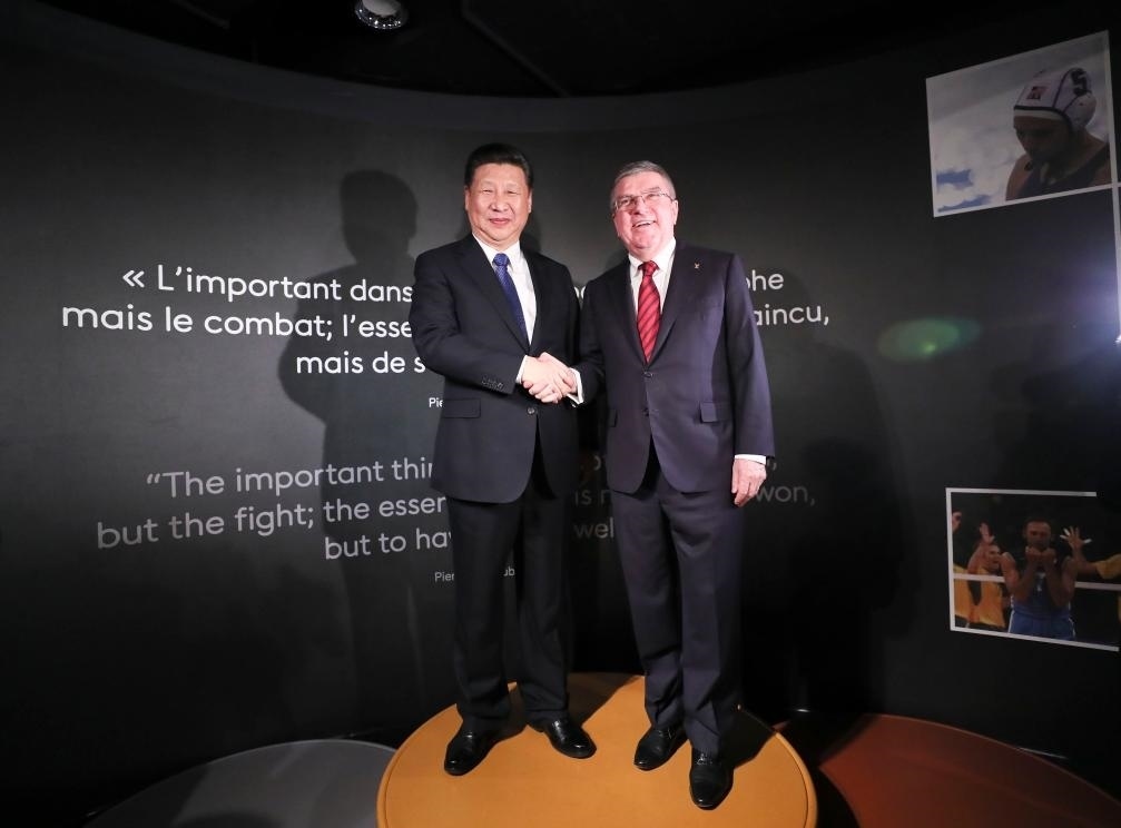 2017年1月18日，國家主席習(xí)近平在瑞士洛桑國際奧林匹克博物館會見國際奧林匹克委員會主席巴赫。這是習(xí)近平和巴赫在奧運冠軍領(lǐng)獎臺上合影。新華社記者 蘭紅光 攝