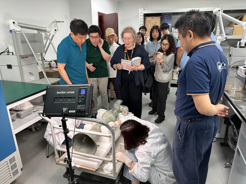 2024年5月28日，英國(guó)考古學(xué)家、牛津大學(xué)教授杰西卡·羅森在文物保護(hù)修復(fù)實(shí)驗(yàn)室觀摩文物。新華社發(fā)（四川省文物考古研究院供圖）