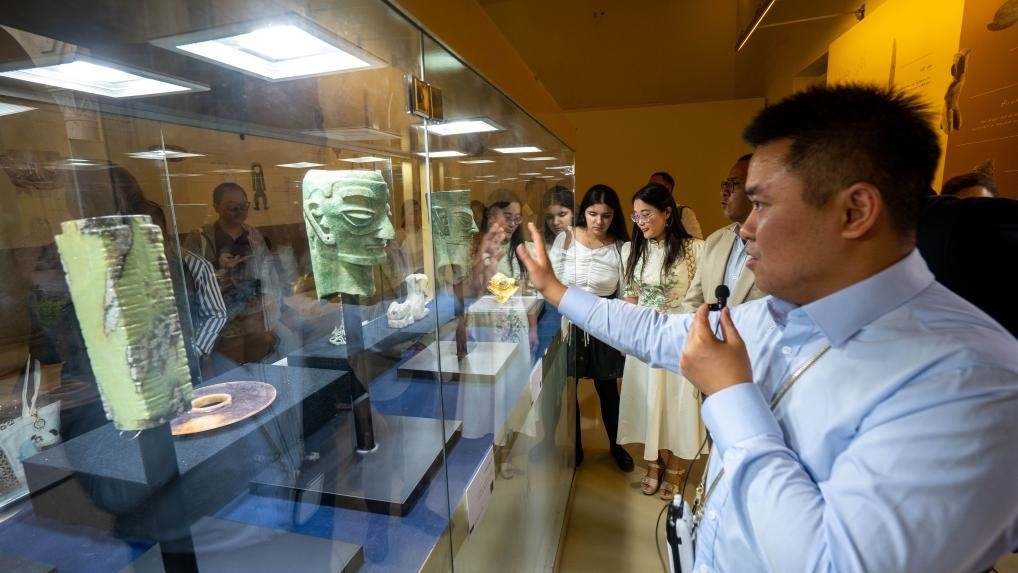 2024年6月14日，冉宏林在埃及開(kāi)羅舉辦的“三星堆·金沙”主題數(shù)字展上向埃及公眾介紹三星堆文化。新華社發(fā)（四川省文物考古研究院供圖）