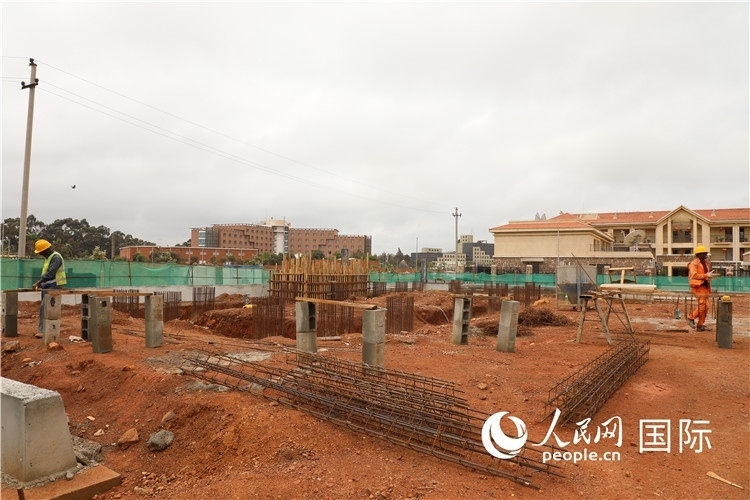 圖為孔子學(xué)院項(xiàng)目施工現(xiàn)場。人民網(wǎng)記者 沈小曉攝。