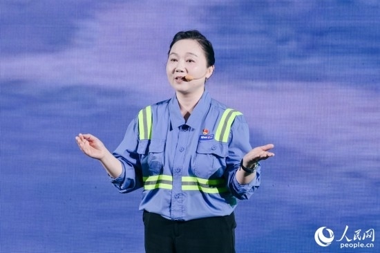 黃英紅講述在互聯(lián)網(wǎng)“種地”的故事。人民網(wǎng)攝