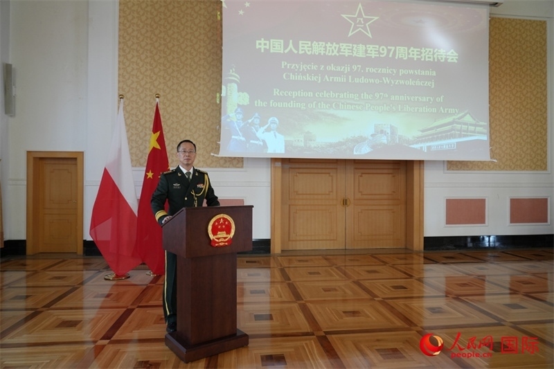 波蘭使館國防武官張寅生大校在招待會上致辭。人民網(wǎng)記者 李增偉攝 